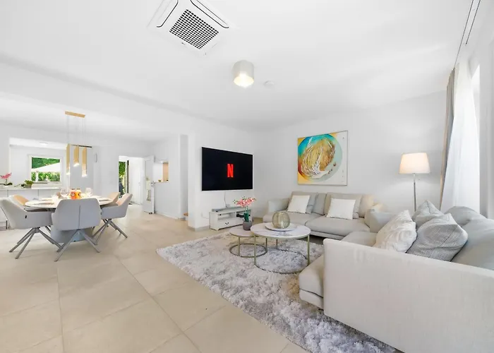 Modern Luxury Villa, 5 Bedrooms, Outdoor Grill *