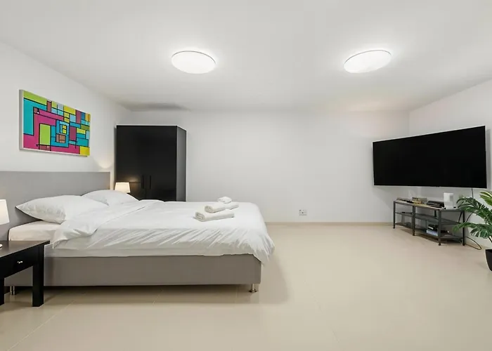 Modern Luxury Villa, 5 Bedrooms, Outdoor Grill