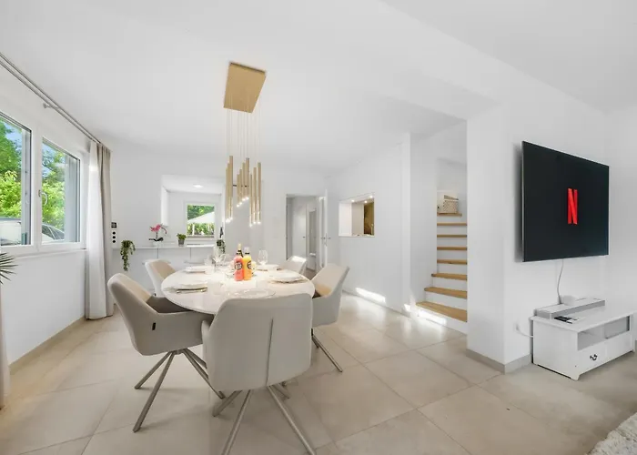 Villa Modern Luxury Villa, 5 Bedrooms, Outdoor Grill *